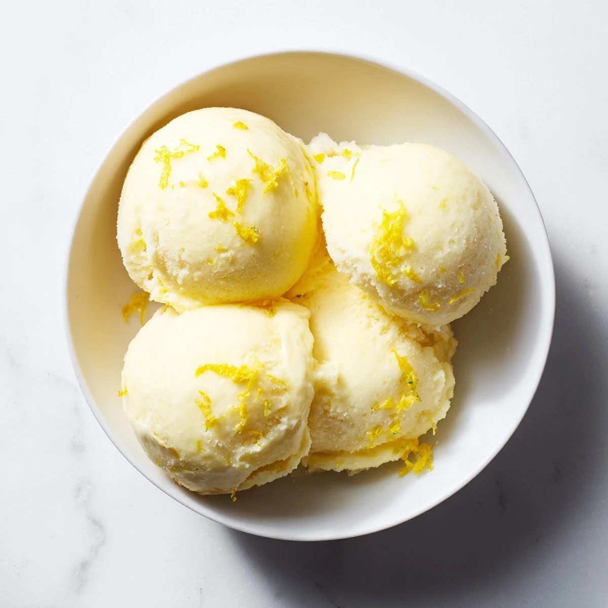 Homemade lemon sorbet, a creamy texture and intense lemon flavor, ready to enjoy after dinner.